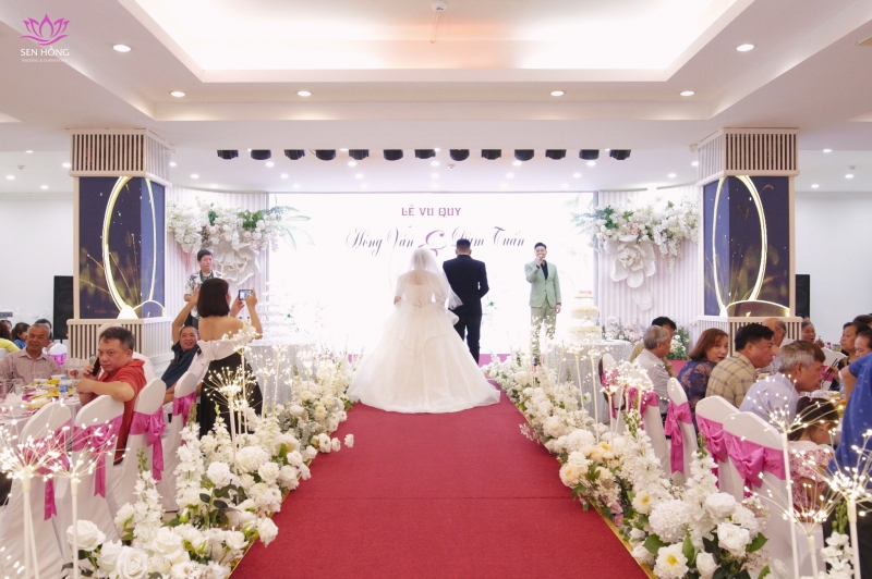 KHOẢNH KHẮC Ý NGHĨA CỦA CÁC CẶP ĐÔI...