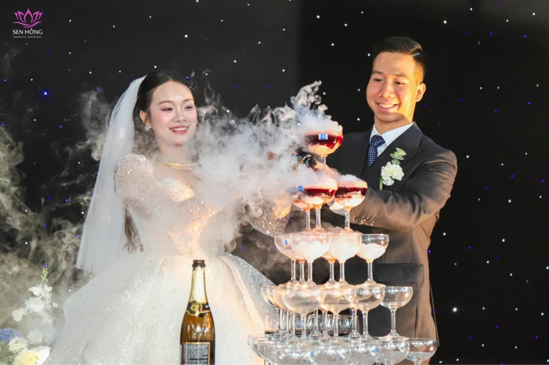 HẠNH PHÚC TRỌN VẸN TẠI SÂN KHẤU TRUNG TÂM CÔNG VIÊN HỒ TÂY